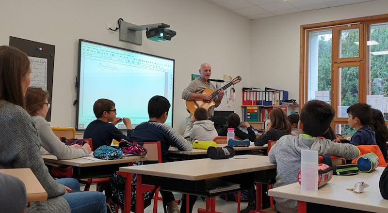 Des enfants apprenent à composer une chanson en classe